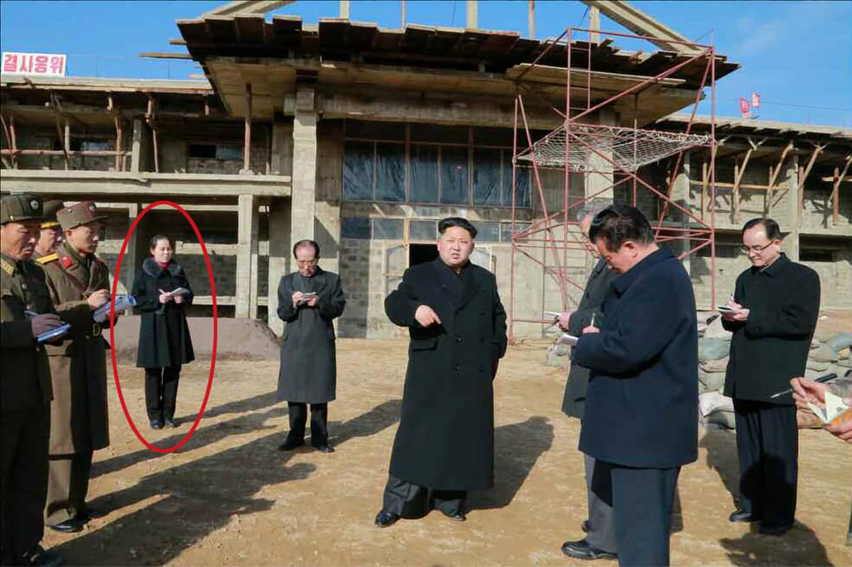 Pohjois-Korean johtajan Kim Jong-ungin vieressä seisoo Kim Yo-jong.