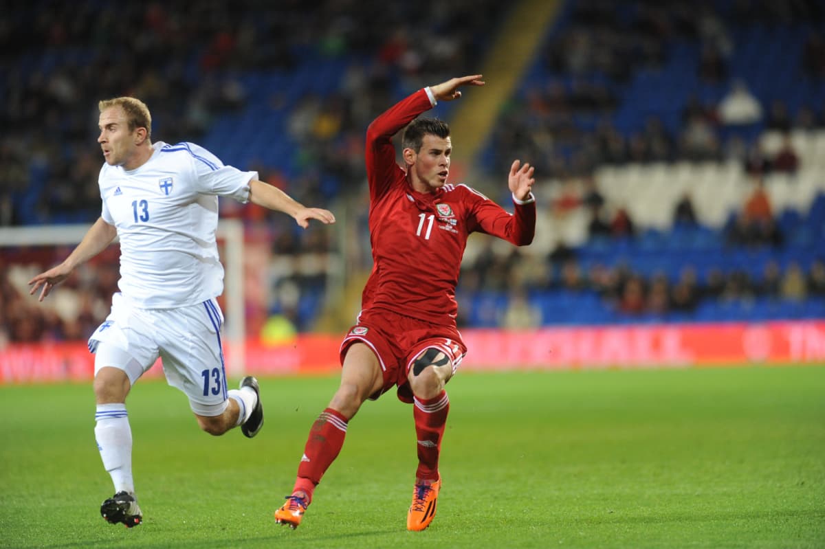 Kari Arkivuo (vas.) pysäytti Walesin Gareth Balen maaottelussa 2013.