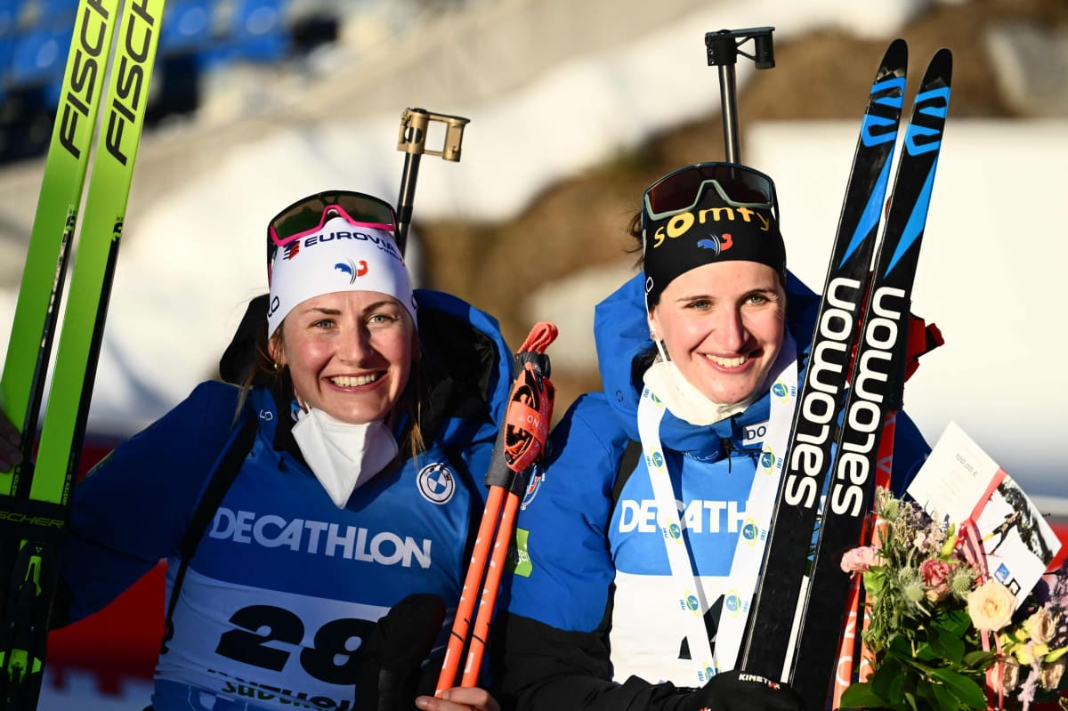 Ranskalaiset Justine Braisaz-Bouchet (vas.) ja Julia Simon ottivat kaksoisvoiton Antholz-Anterselvan maailmancupissa perjantaina 21.1.2022.