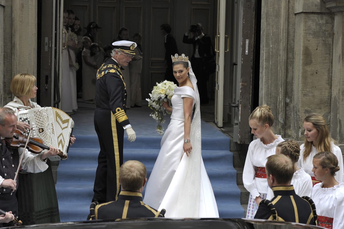 Kuningas Kaarle Kustaa saattaa kruununprinsessa Victorian kirkkoon. 