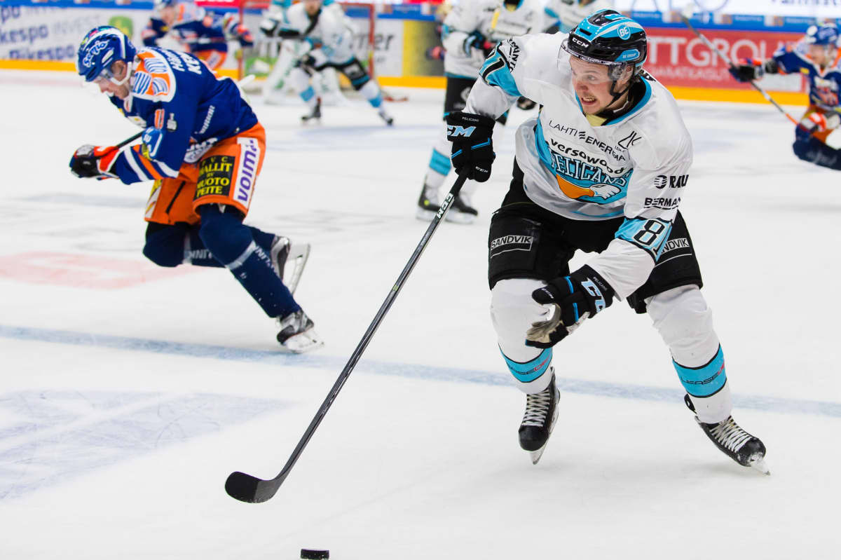 Taavi Vartiainen på isen i en match mot Tappara.