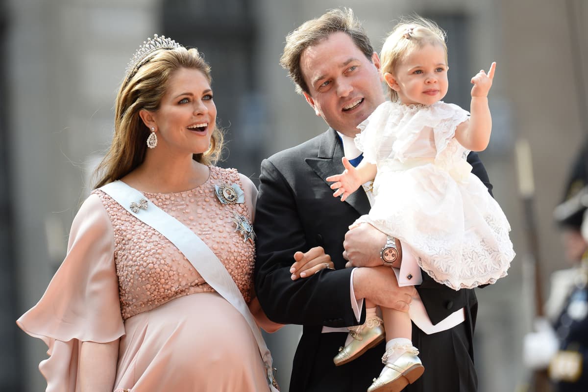 Prinsessa Madeleine, Christopher O`Neill ja prinsessa Leonore valokuvattuna prinssi Philipin ja Sofia Hellqvistin häissä lauantaina 13. kesäkuuta.