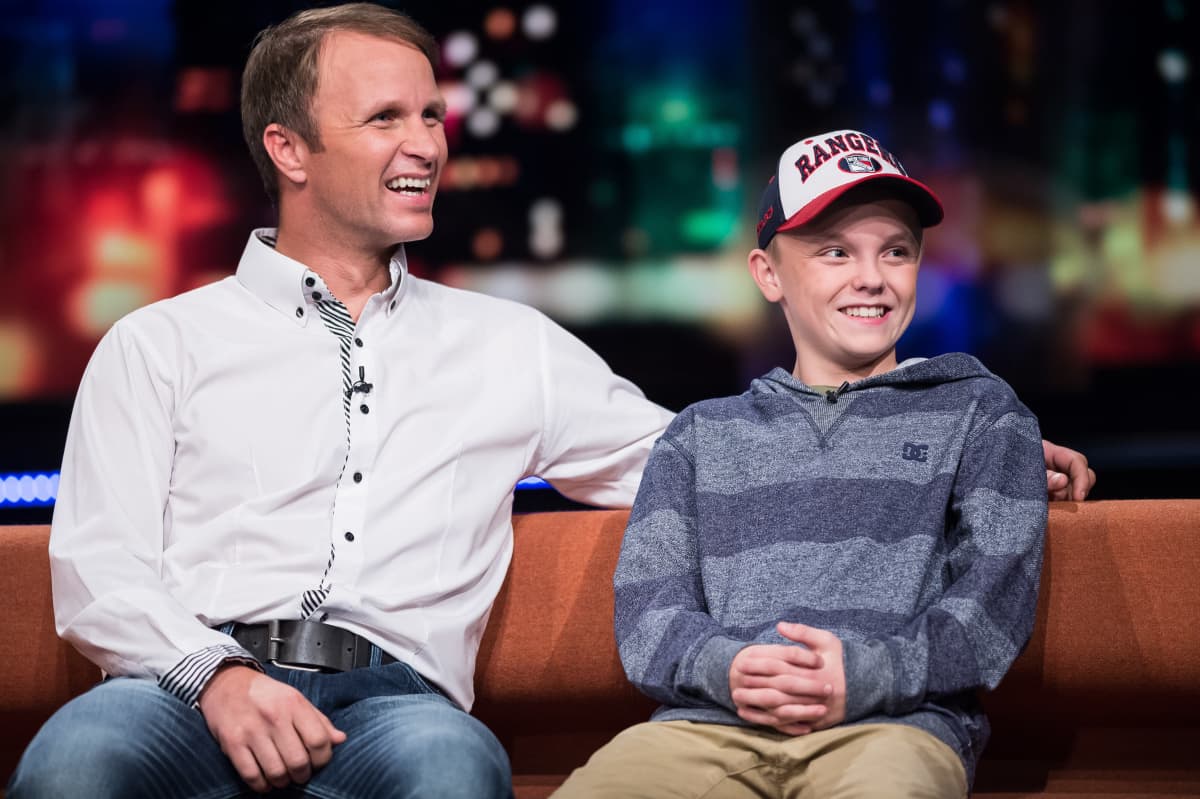 Petter Solberg poikansa Oliverin kanssa norjalaisessa tv-ohjelmassa.