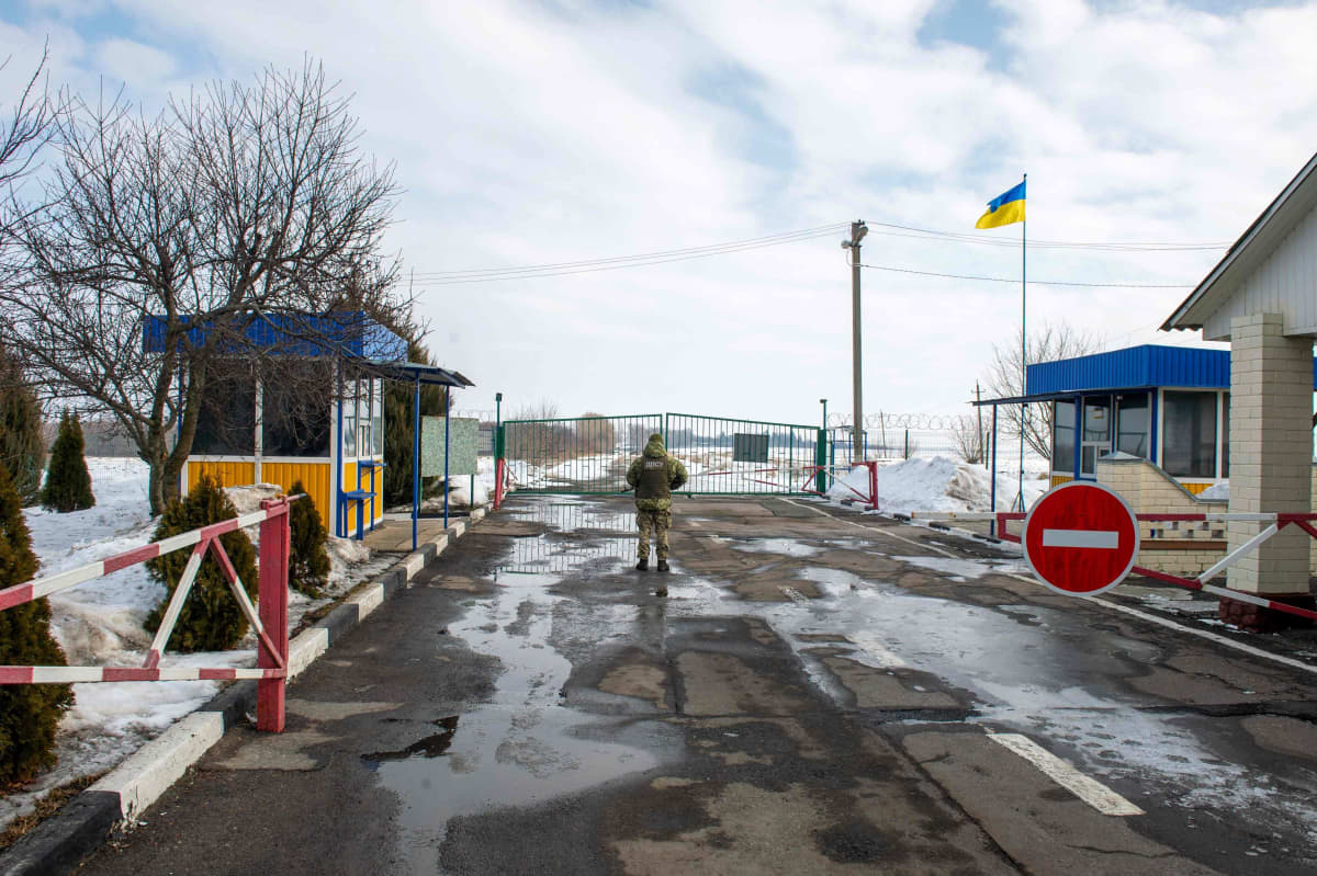 Ukrainalainen rajavartija tarkastuspisteellä.