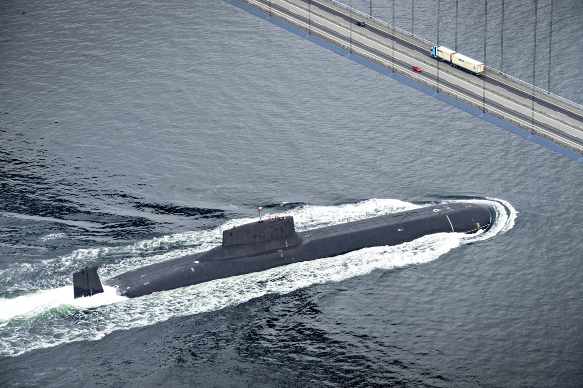 Venäläinen Typhoon-luokan ydinsukellusvene Dimitri Donskoj alittaa Ison Beltin sillan Tanskassa matkalla Pietariin heinäkuussa 2017.
