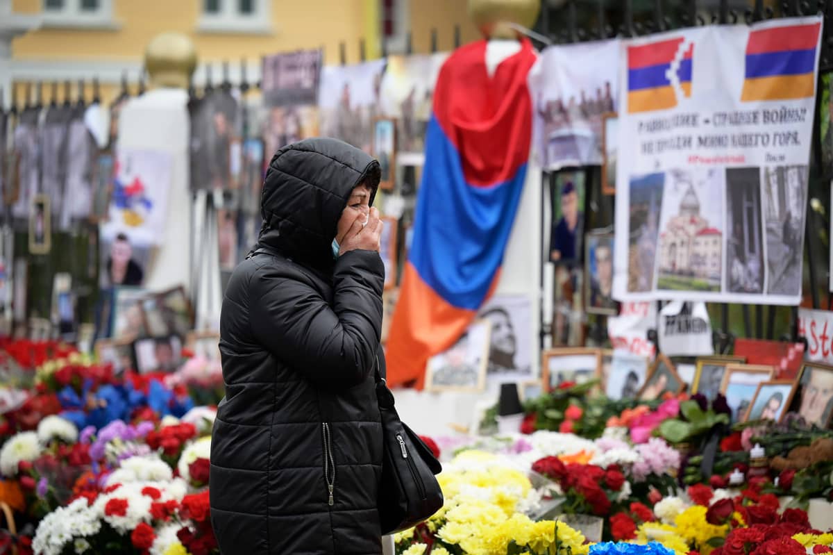 Armenian Moskovan suurlähetystön aidalle on tuotu kukkia ja kuvia kaatuneista sotilaista.
