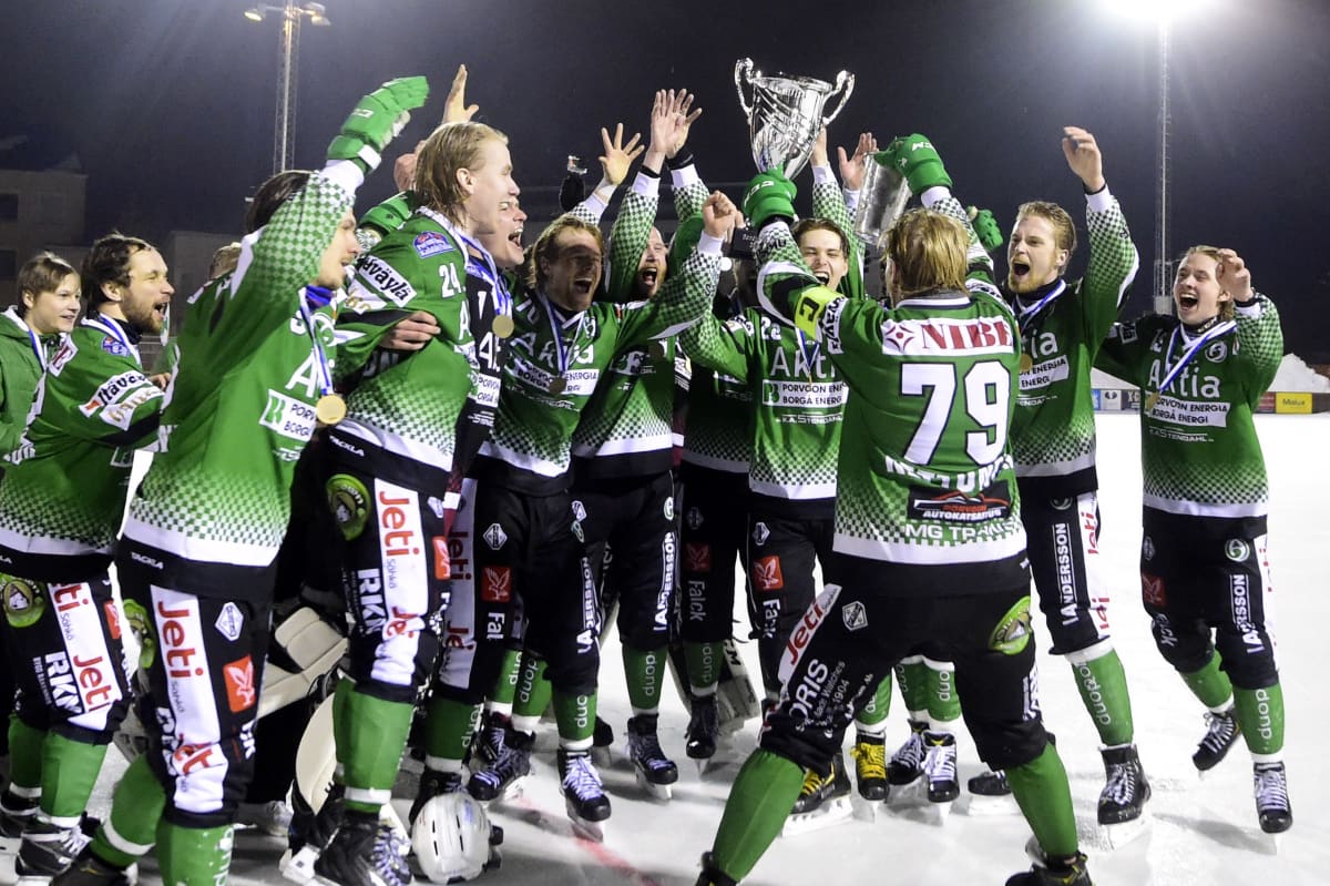 Porvoon Akilleksen pelaajat juhlivat mestaruuspokaalin kanssa jääpallon Bandyliigan voittoa 2021