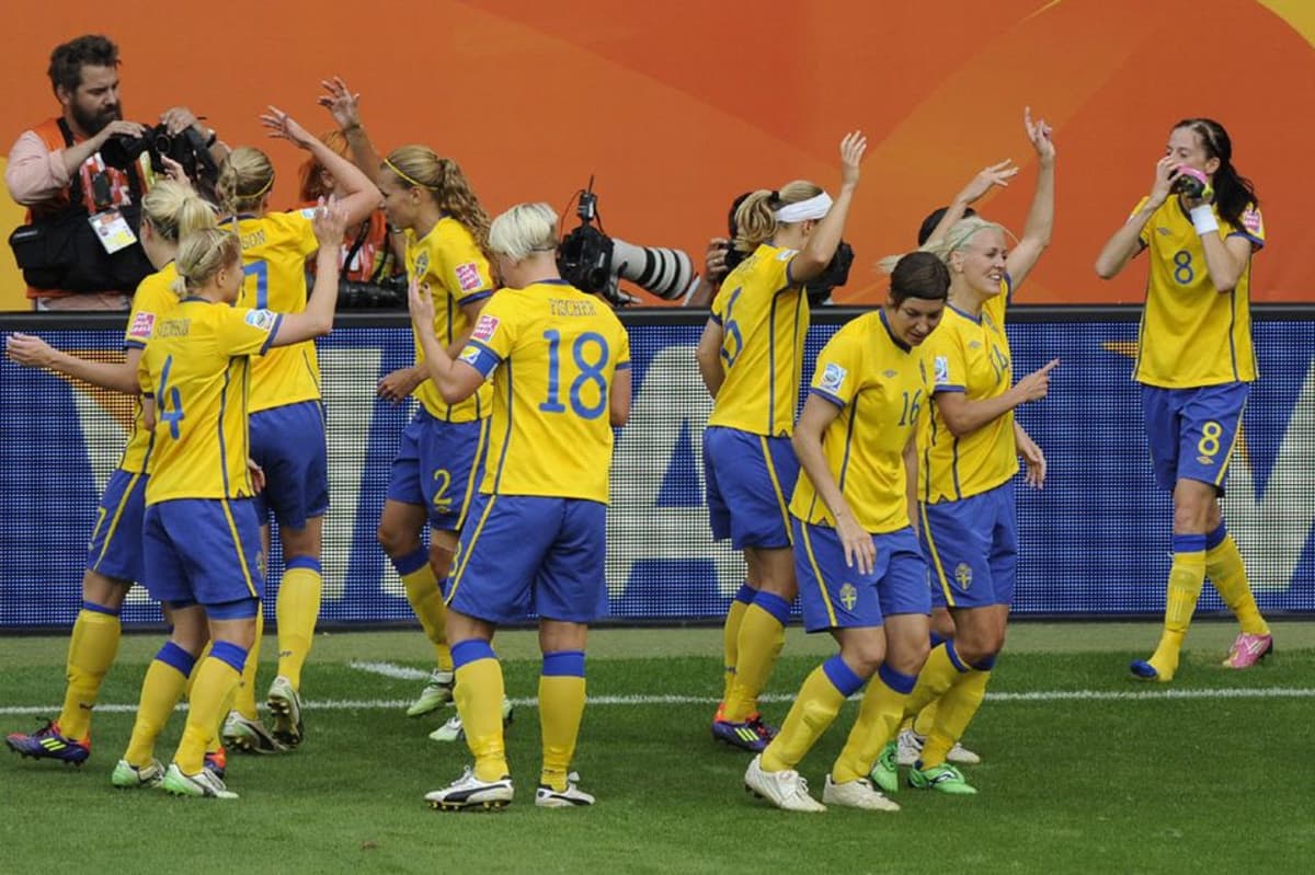 Ruotsin naismaajoukkue juhlii maalia tanssahdellen MM-turnauksessa 2011.