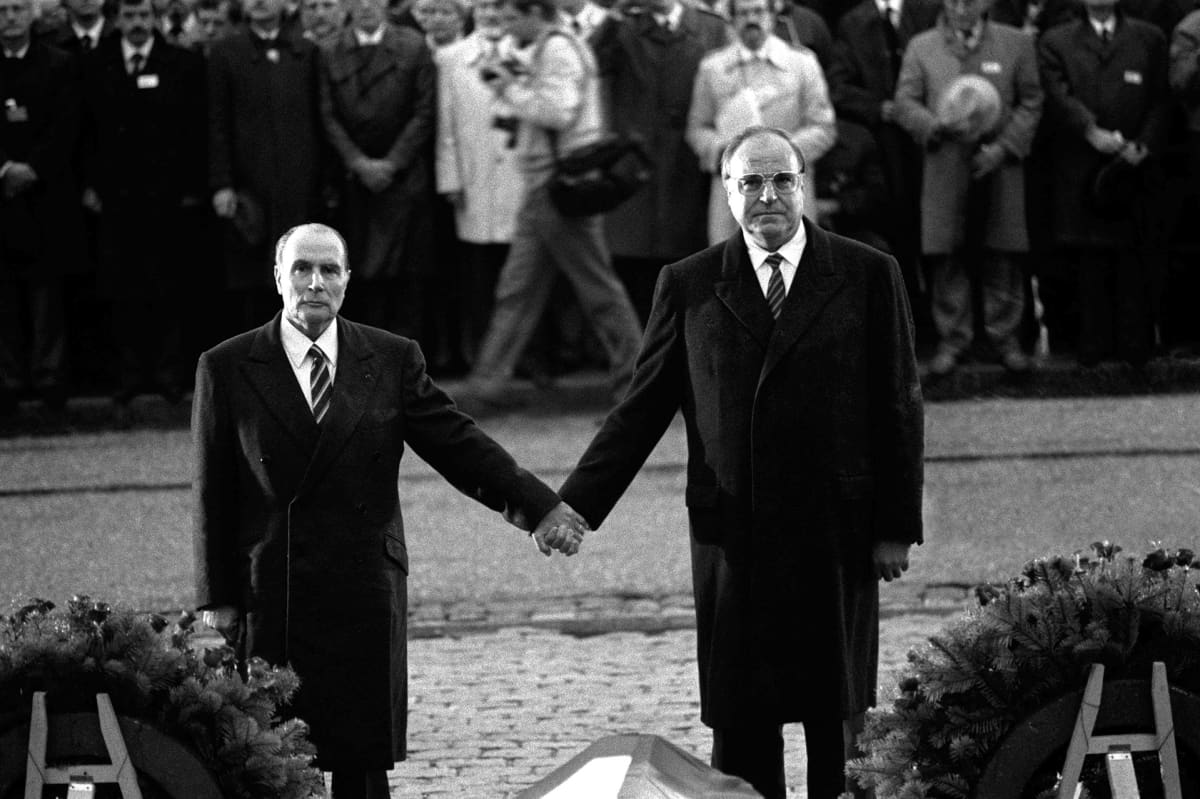 Ranskan presidentti François Mitterrand ja Saksan liittokansleri Helmut Kohl Verdunissa 22. syyskuuta 1984.