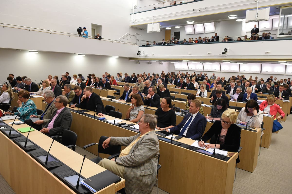 Eduskunta koolla 1. heinäkuuta 2016. 