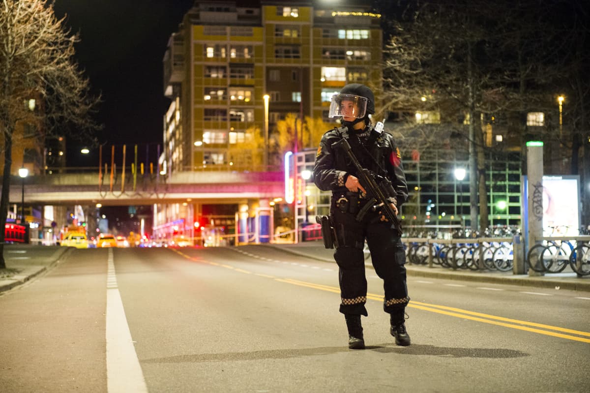 Poliisi Oslon keskustassa sunnuntain vastaisena yönä.