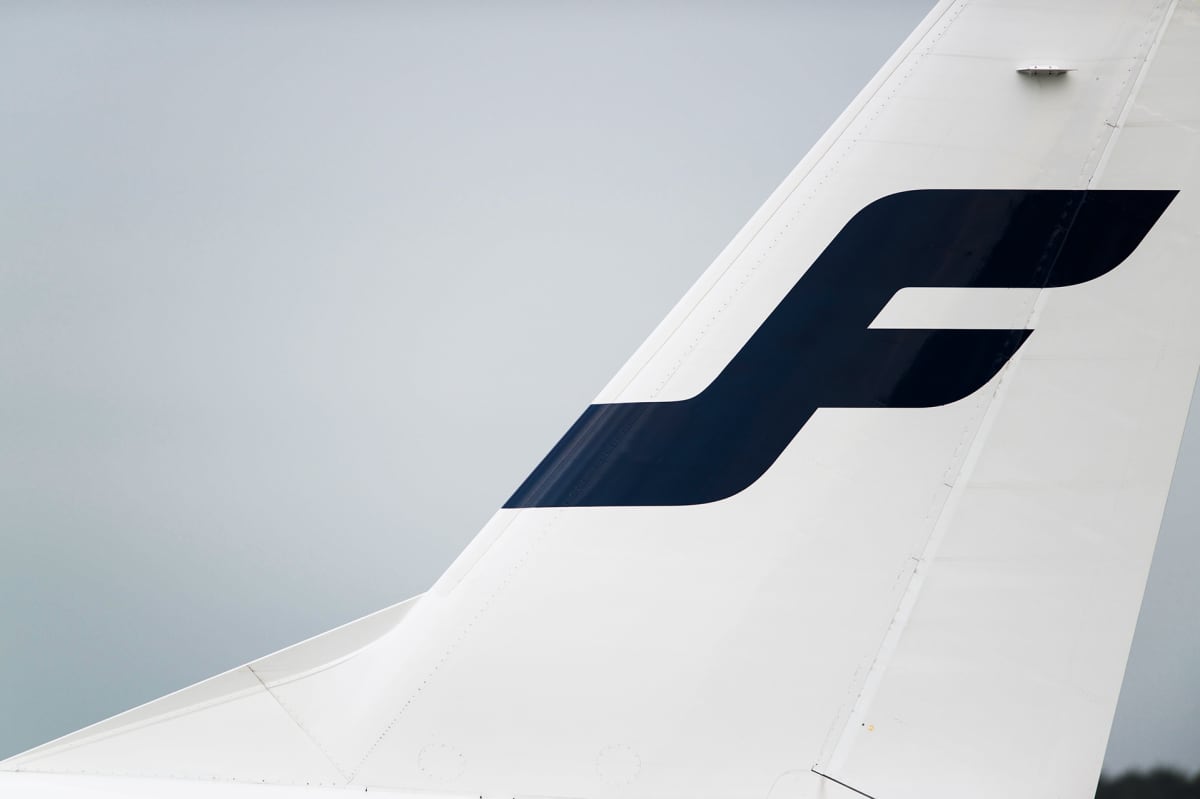 Finnair logo lentokoneen peräsimessä.