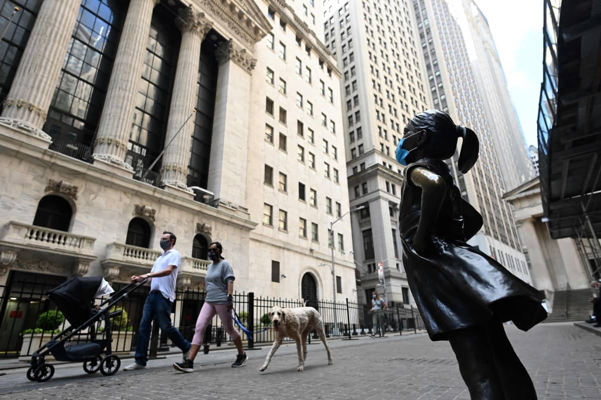 Kasvosuojalla naamioitu Fearless Girl -patsas Wall Streetillä, New Yorkissa.