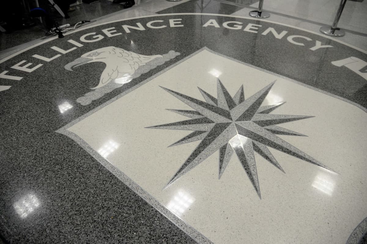 Yhdysvaltain keskustiedustelupalvelun CIA:n vaakuna viraston päämajan lattiassa Langleyssä, Virginiassa.