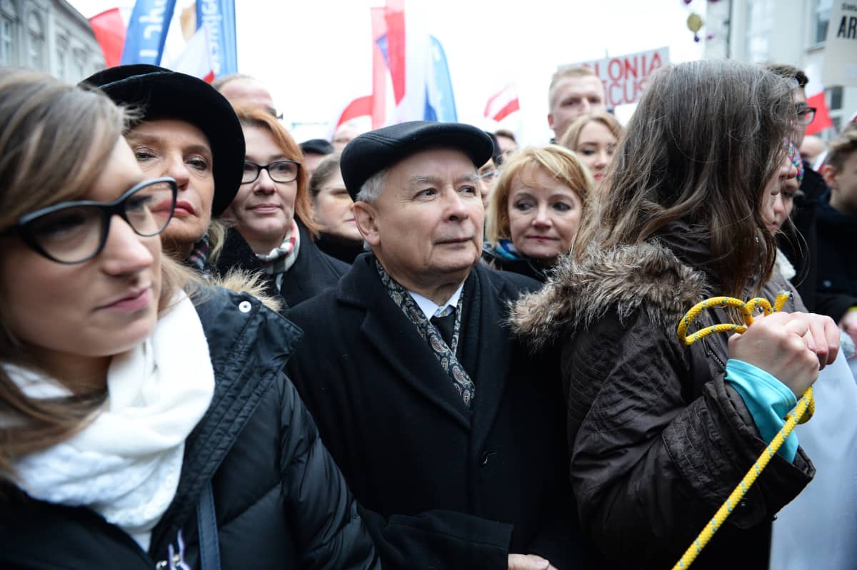 Laki ja oikeus -puolueen johtaja Jaroslaw Kaczynski mielenosoittajien joukossa Varsovassa 13. joulukuuta.