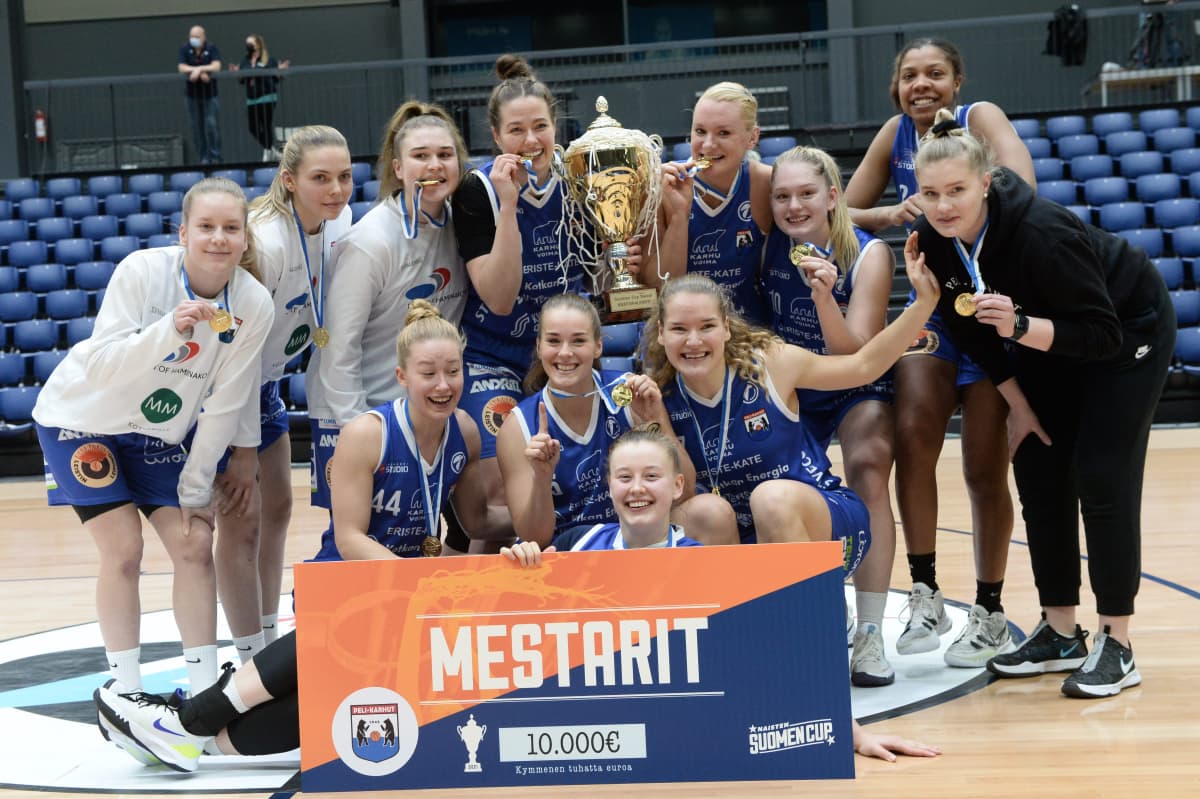  PeKa juhlii koripallon naisten Suomen cupin finaalivoittoa.