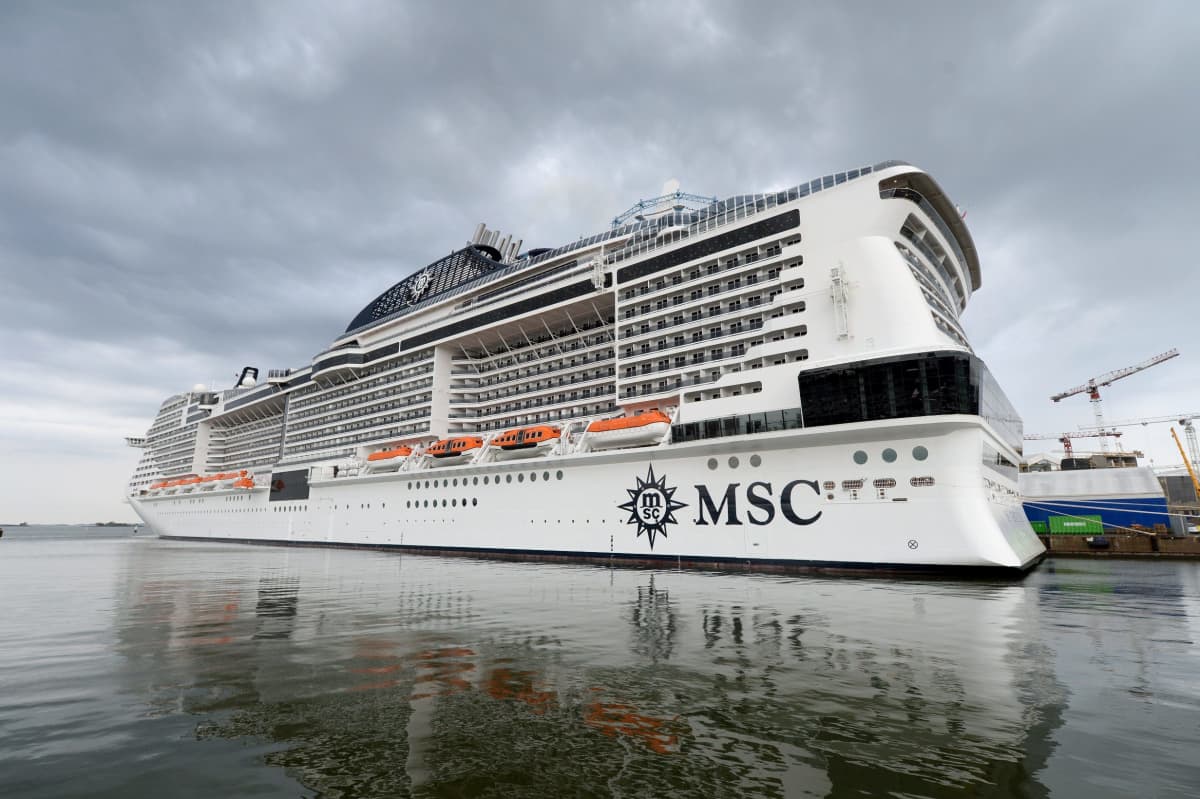 Yksi maailman suurimmista risteilyaluksista, MSC Meraviglia. Yksi maailman suurimmista risteilyaluksista, MSC Meraviglia, laiturissa Jätkäsaaressa Helsingissä 10. syyskuuta 2018. Laiva on 315 metriä pitkä, 43 metriä leveän ja 65 metriä korkea.