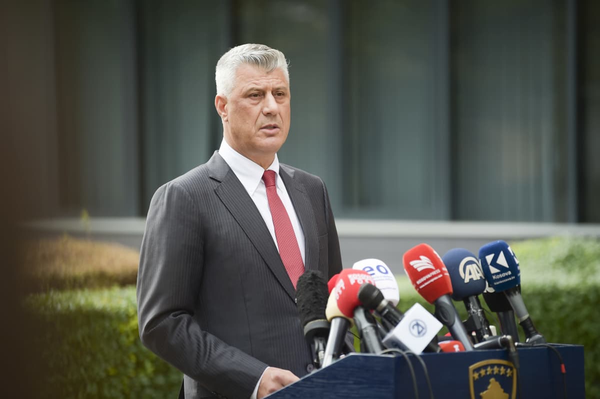 Kosovon presidentti Hashim Thaçi ilmoitti erostaan tiedotustilaisuudessa Kosovon pääkaupungissa Pristinassa 5. marraskuuta 2020.