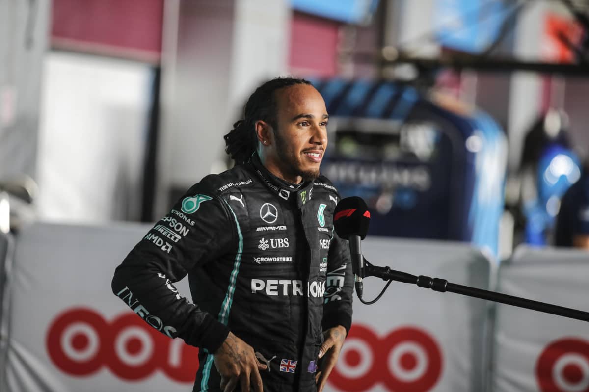 Lewis Hamilton otti paalupaikan Qatarin F1-kisaan.