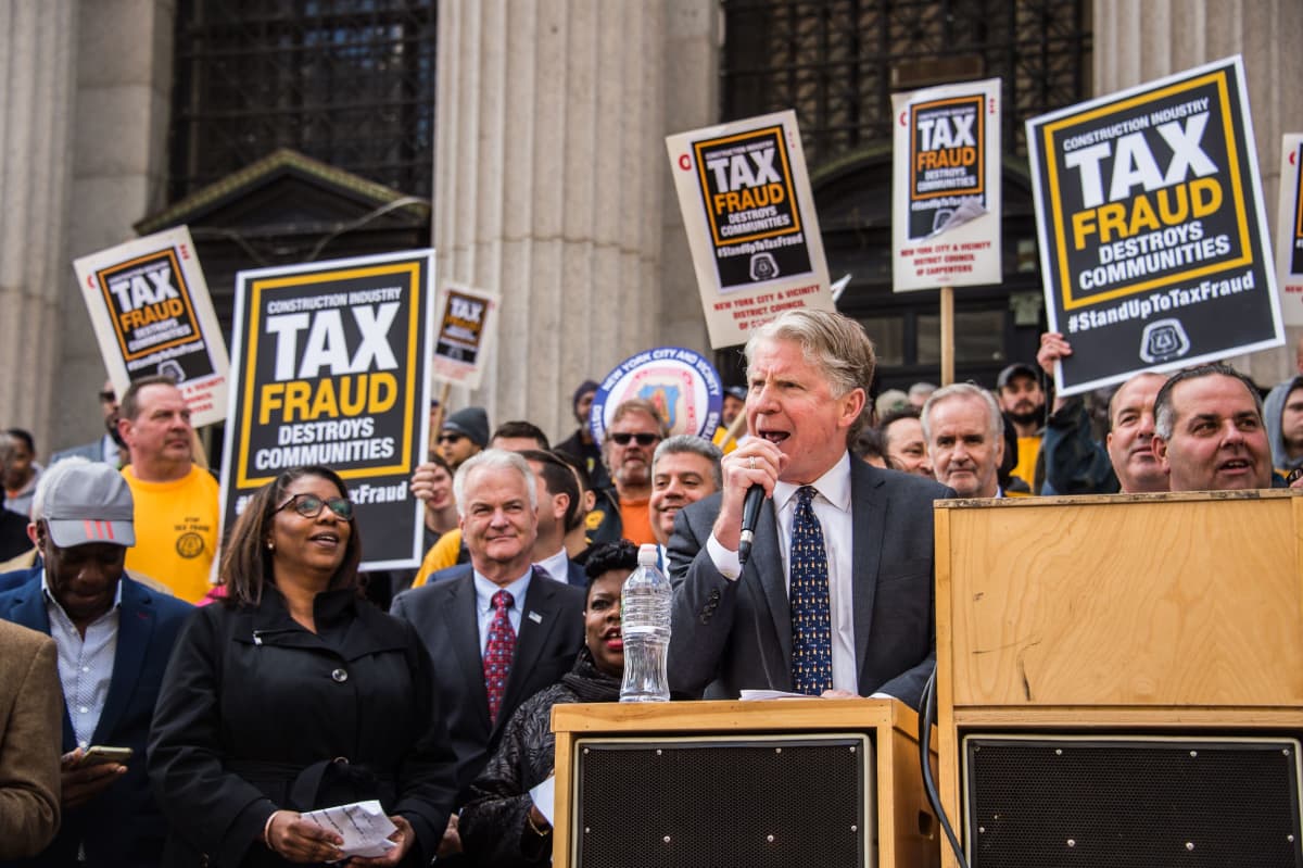 New Yorkin Manhattanin alueen piirisyyttäjä Cyrus Vance puhuu veronkiertoa vastustavassa mielenosoituksessa New Yorkissa huhtikuussa 2019.