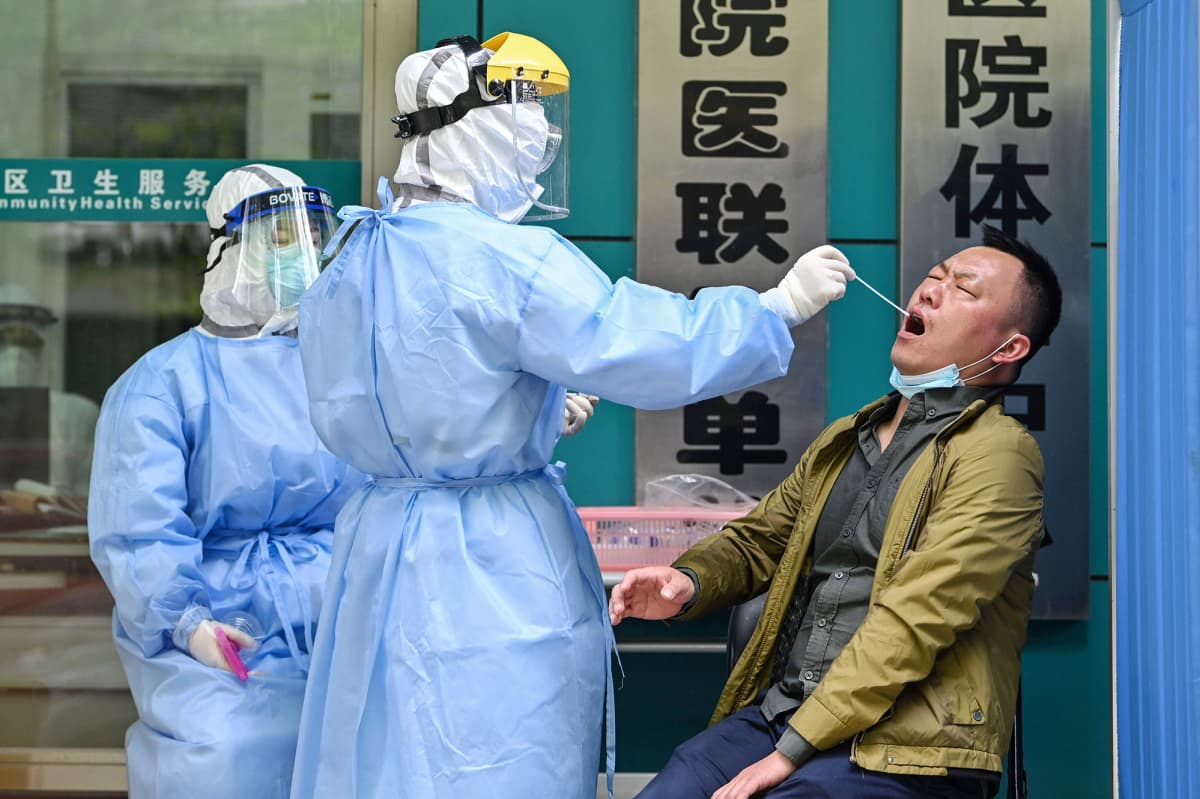 Koronavirustestausta Kiinan Wuhanissa.