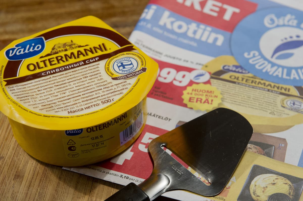 Oltermanni-juustopaketteja venäjänkielisillä etiketeillä.