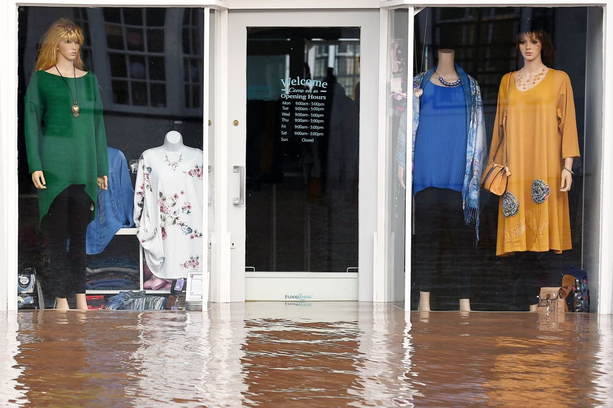 Tulvavettä vaatekaupan edustalla Tenbury Wellsissä.