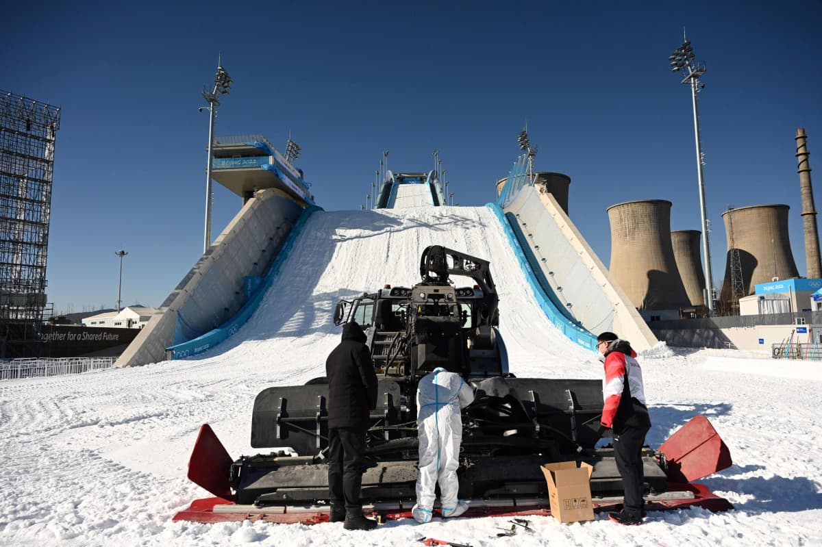 Lumilautailuareenaa lumetetaan Pekingin olympia-areenoilla.