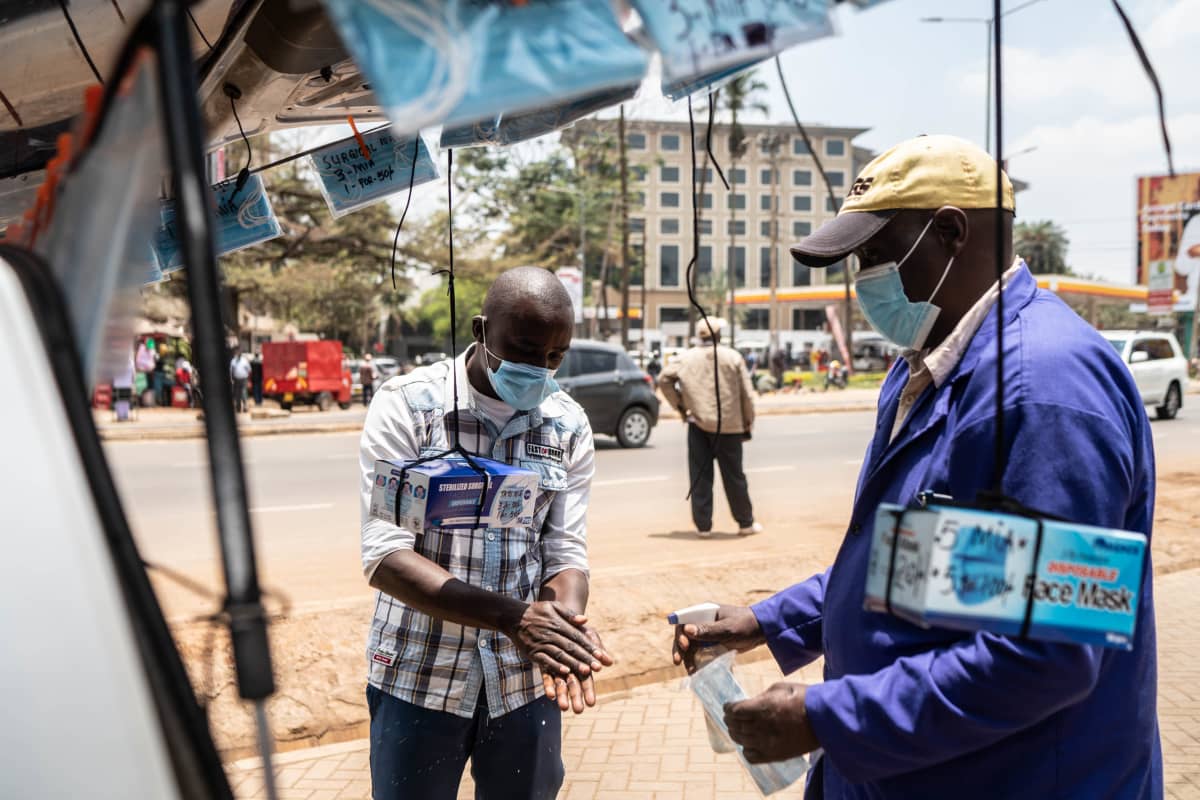 Peter Ndirangu myy kasvomaskeja takakontistaan. Keniassa on maskipakko, mutta viime päivinä ihmisten maski-into on hänen mukaansa selvästi laantunut. 