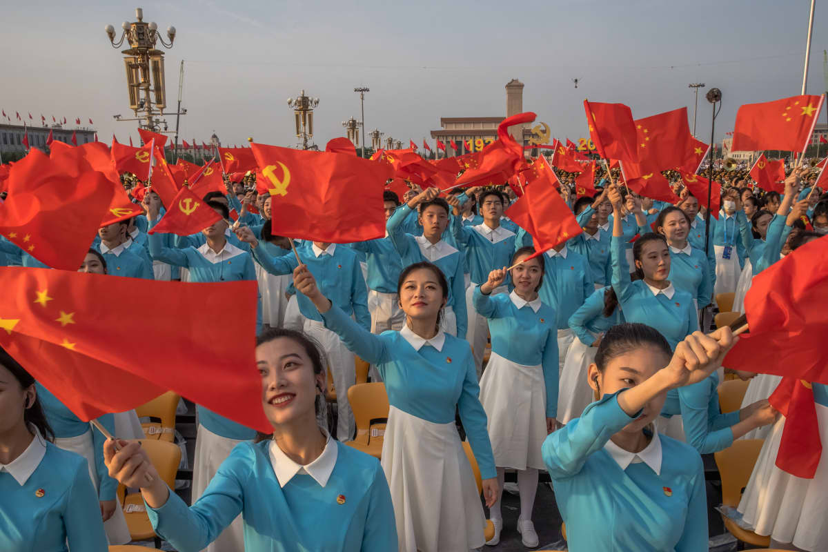Kommunistisen puolueen satavuotisjuhliin osallistuivat harjoittelivat ennen h-hetkeä Pekingissä.