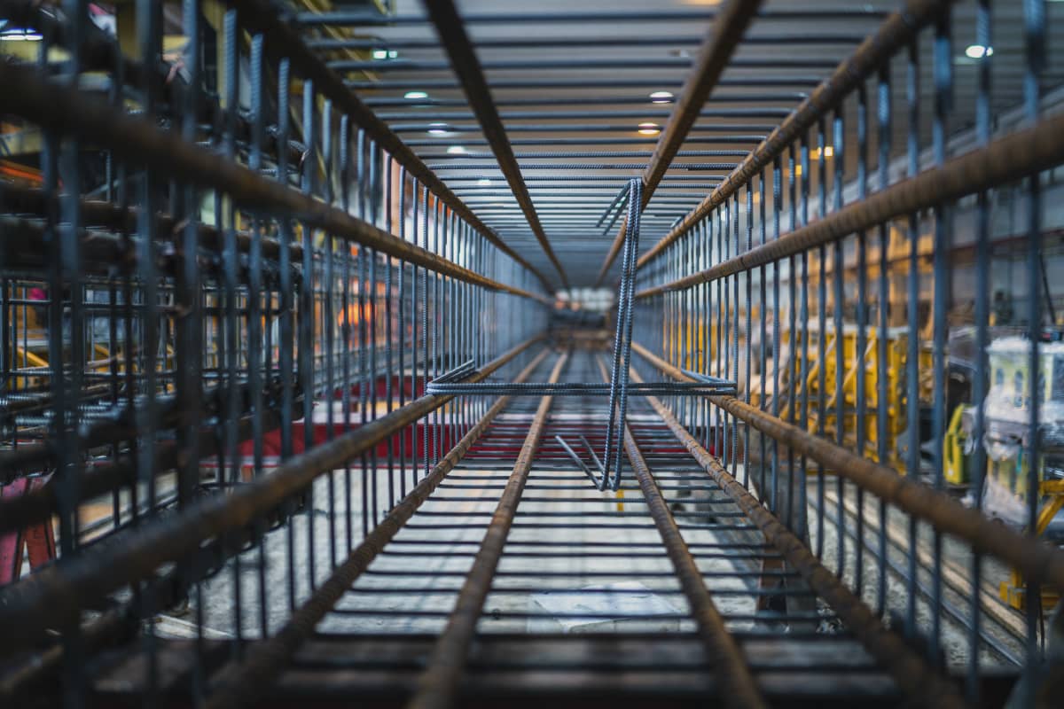 Betonipilarin rautakehikko Betsetin tehtaalla Kyyjärvellä.