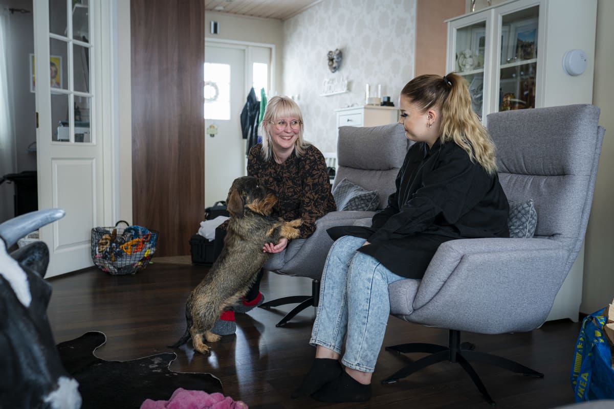 Kuulovammainen Jenni Rytkönen viettää aikaa koirien ja tyttärensä kanssa. 