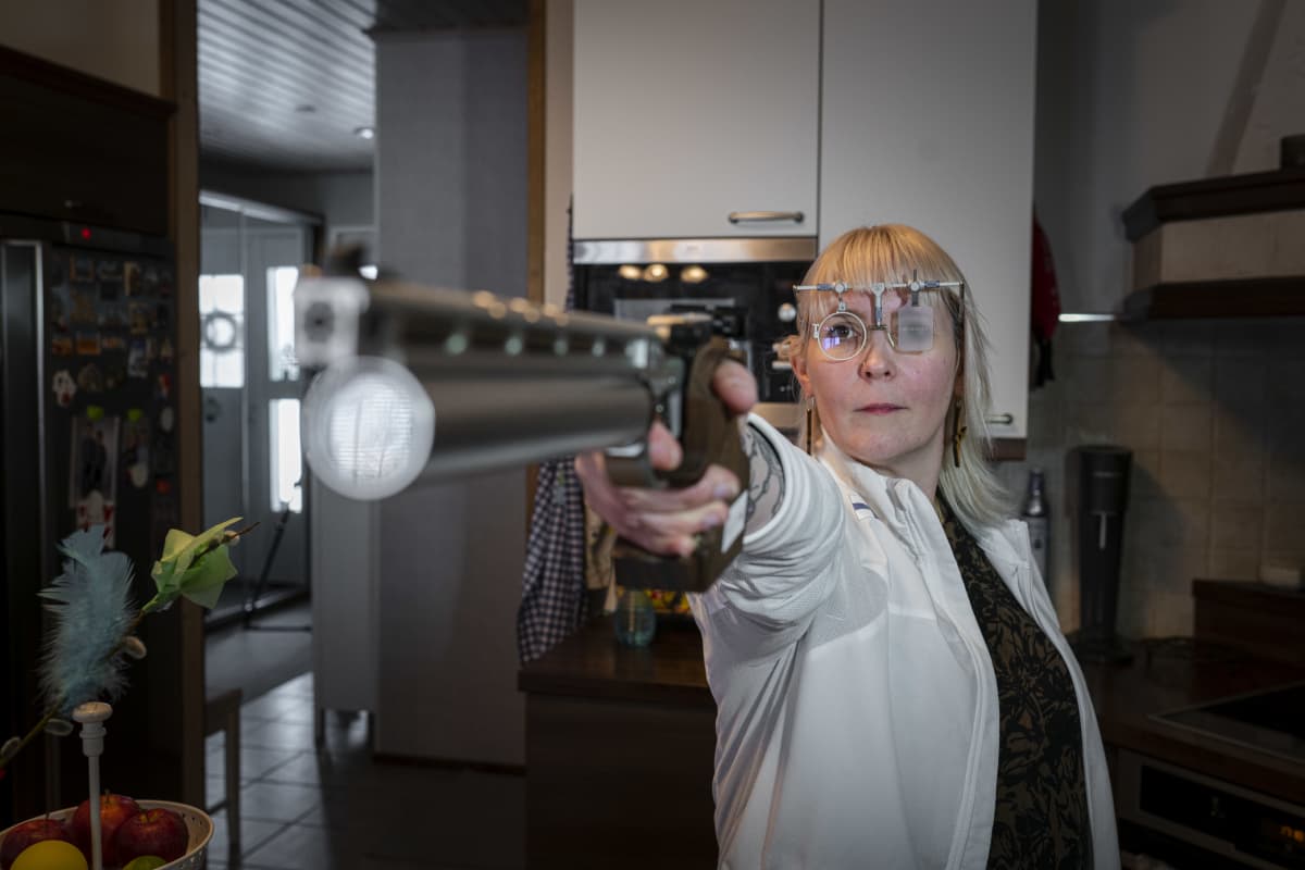 Jenni Rytkönen harjoittelee ampumista muun muassa keittiössä.
