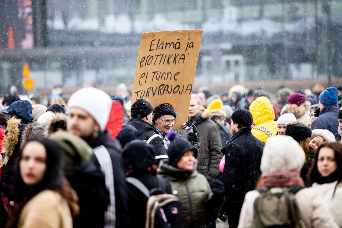 Mielenosoittajia kansalaistorilla Helsingissä.