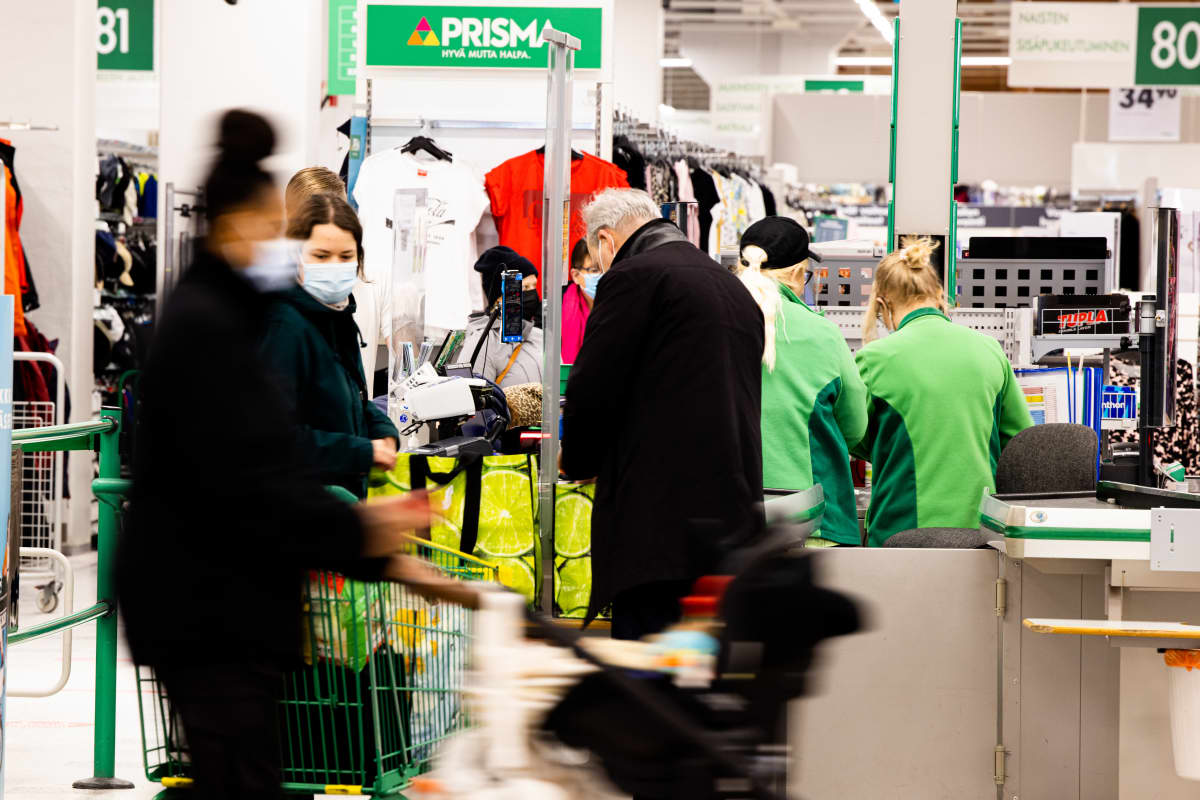 Prisman kassatyöntekijöitä ja asiakkaita.
