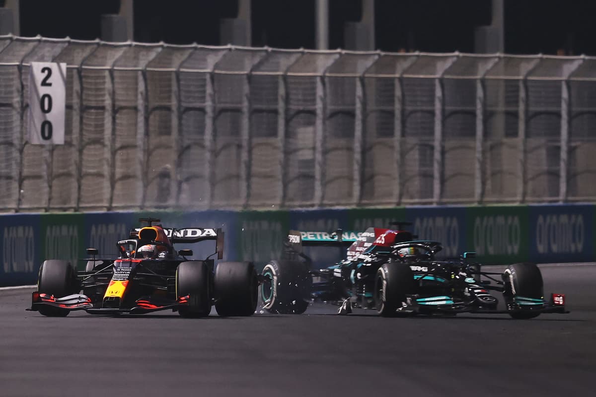Lewis Hamilton törmää Max Verstappeniin.