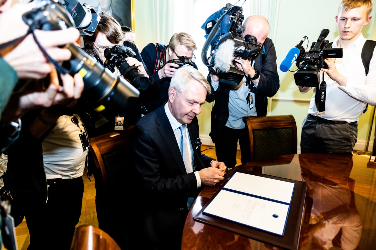 Pekka Haavisto allekirjoittaa Suomen Nato-hakemuksen.