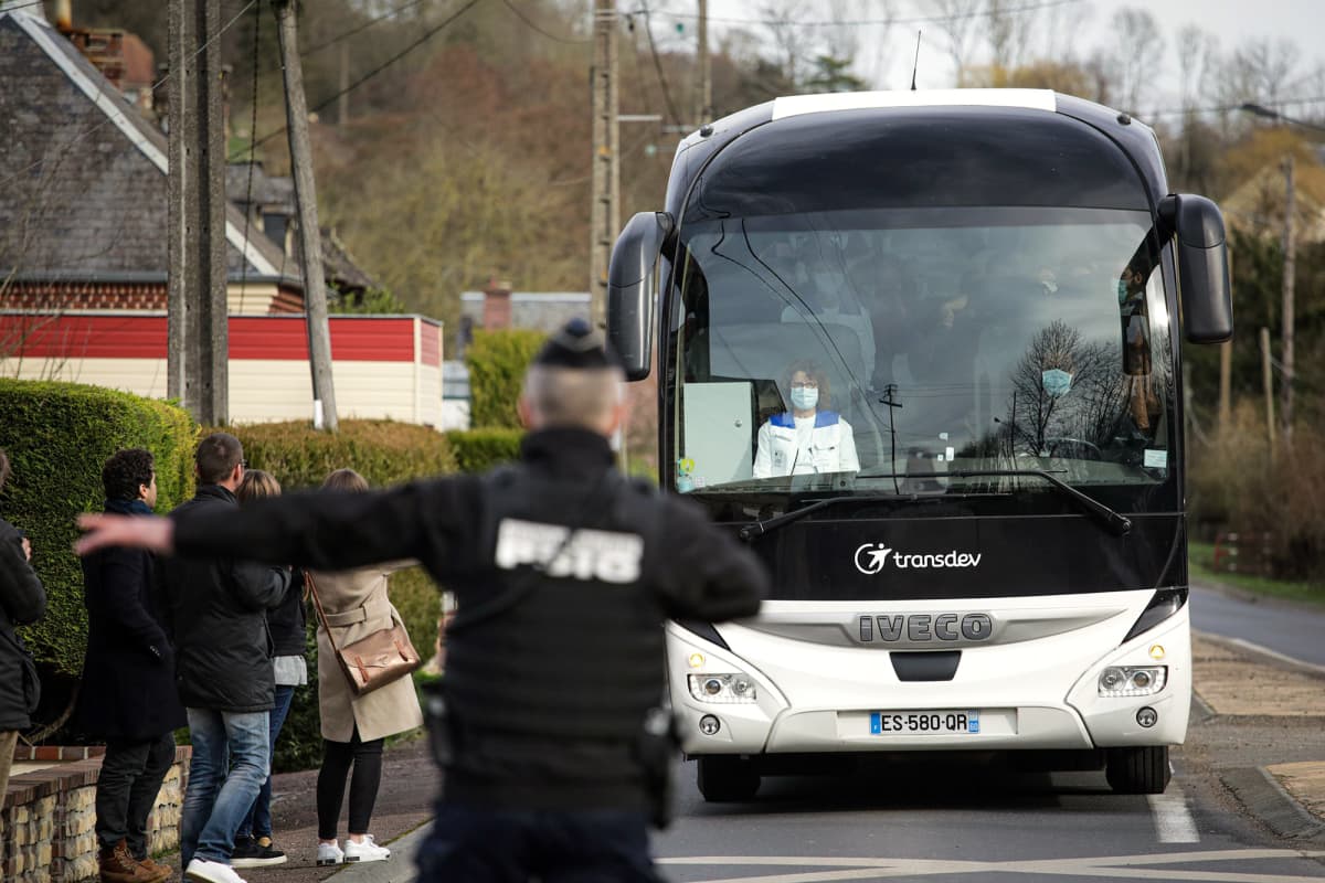 Wuhanista evakuoituja linja-auton kyydissä Ranskassa.