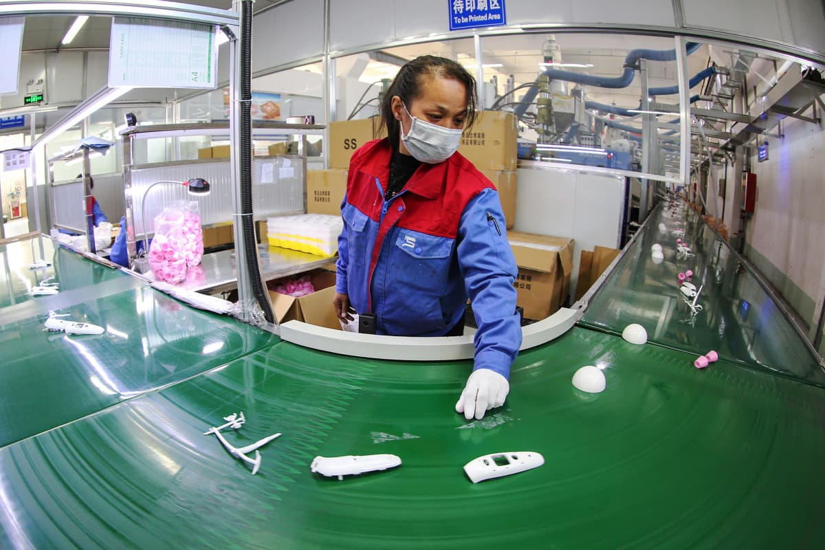 Työntekijä suojautui hengityssuojalla kiinalaisella tehtaalla Shandongin maakunnassa helmikuun alussa.