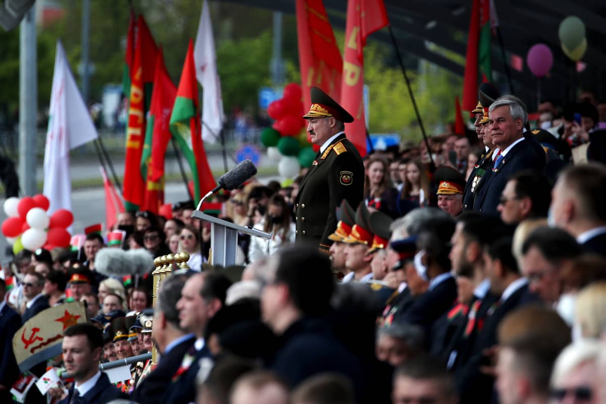 Kuvassa on käynnissä voitonpäivän paraati Valko-Venäjällä.