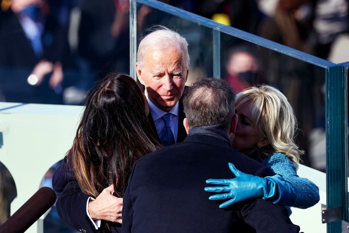 Joe Biden halaa perhettään.