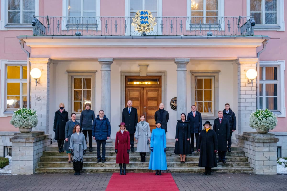 Viron uusi hallitus ryhmäkuvassa.