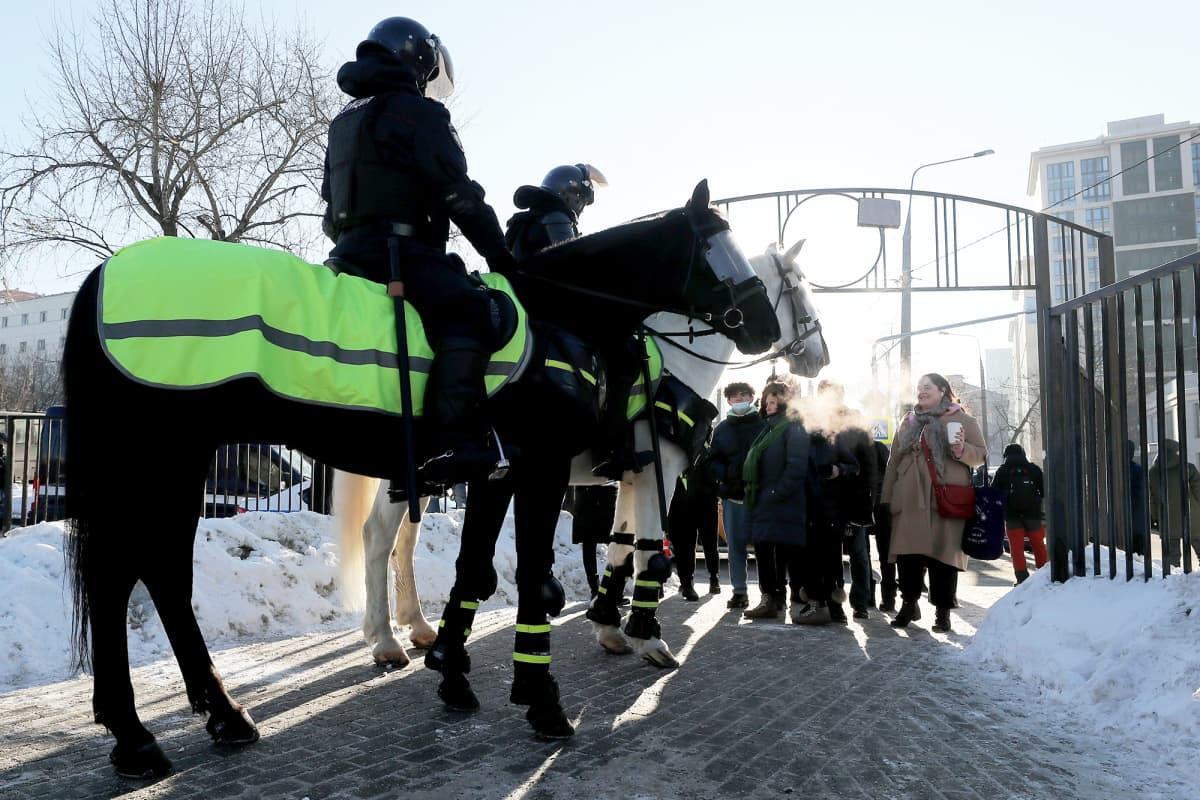 Hevospoliisit partioivat oikeustalon luona Moskovassa.