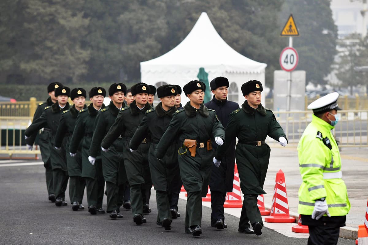 Sotilaat marssivat Pekingiassä.