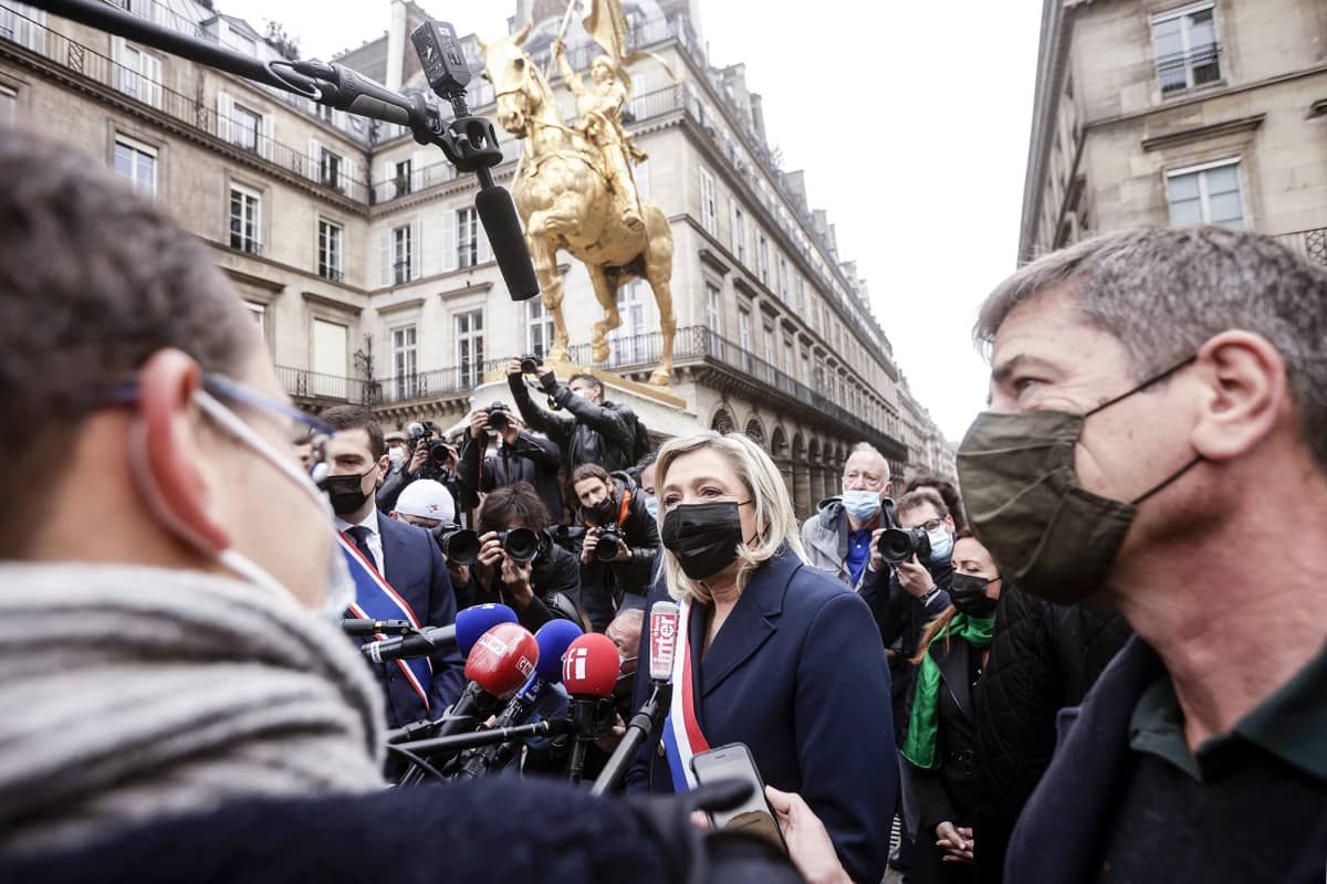 Marine Le Pen median keskellä.