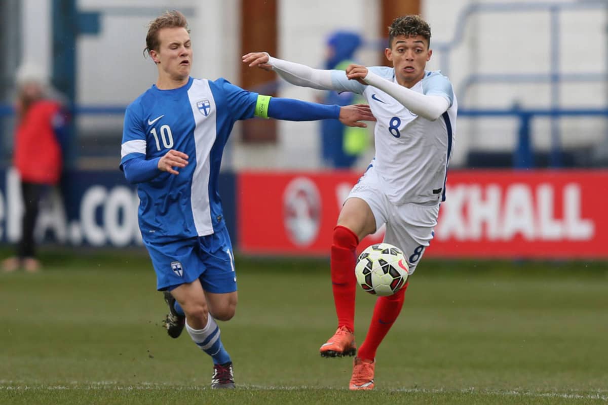 Saku Ylätupa alle 17-vuotiaiden maajoukkueessa Englantia vastaan.