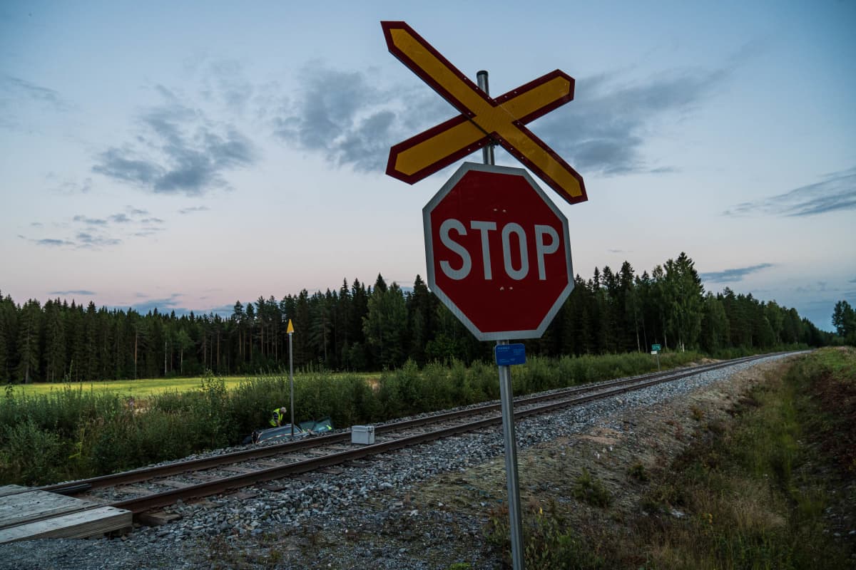 Taajamajuna ja auto tasoristeysonnettomuudessa Mänttä-Vilppulassa elokuussa 2020.