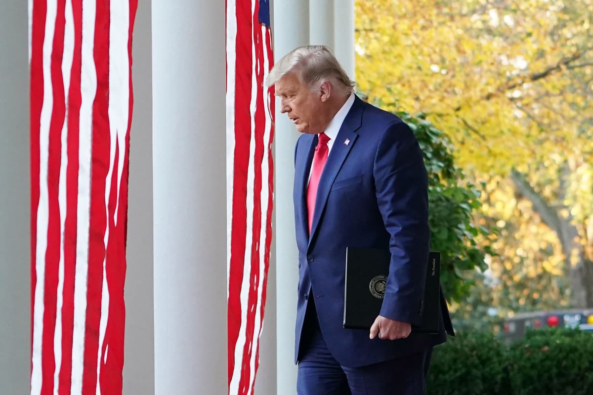Donald Trump kävelee valkoisen talon edustalla