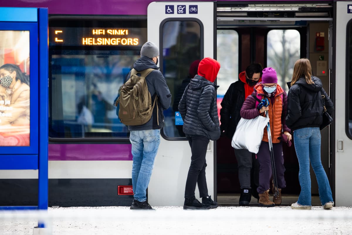 Ihmisiä juna-asemalla Espoon keskuksessa.
