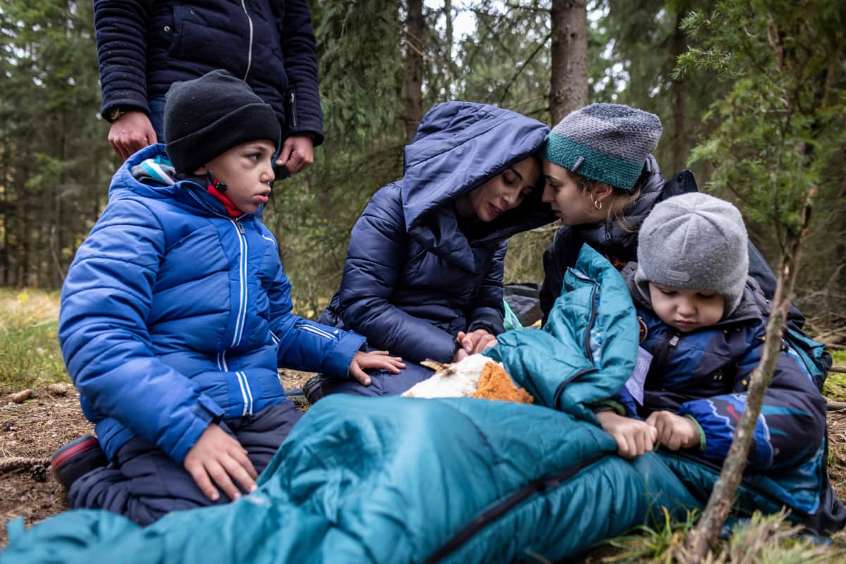 Syyrialainen Massinin perhe metsässä Puolan puolella.